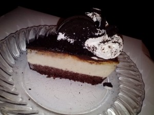tasteandc.biz Cookie and creme cheese cake cake  